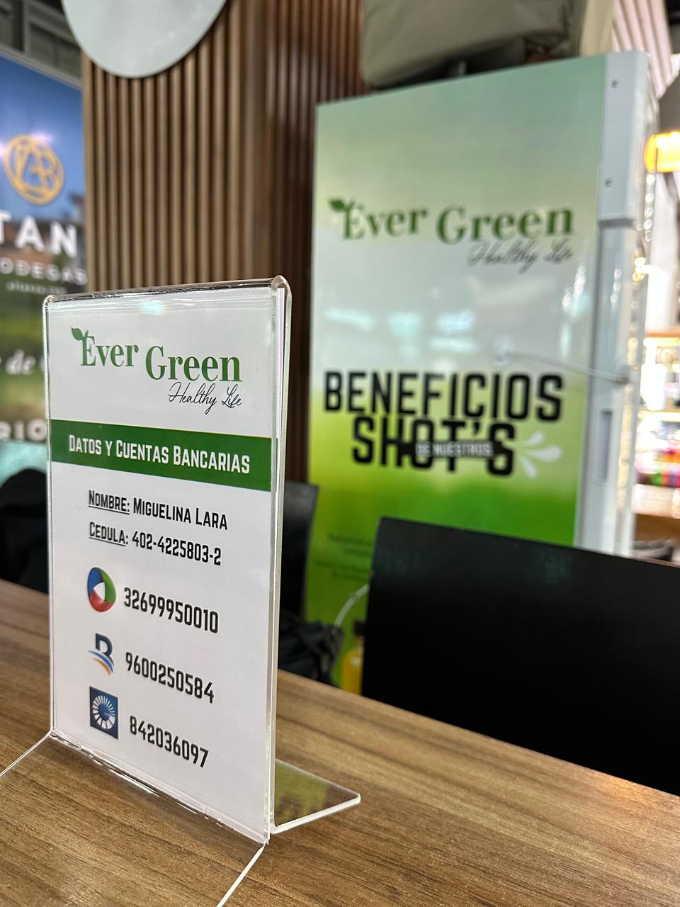 Display acrílico transparente con logo Ever Green Healthy Life y datos bancarios impreso con UV directa