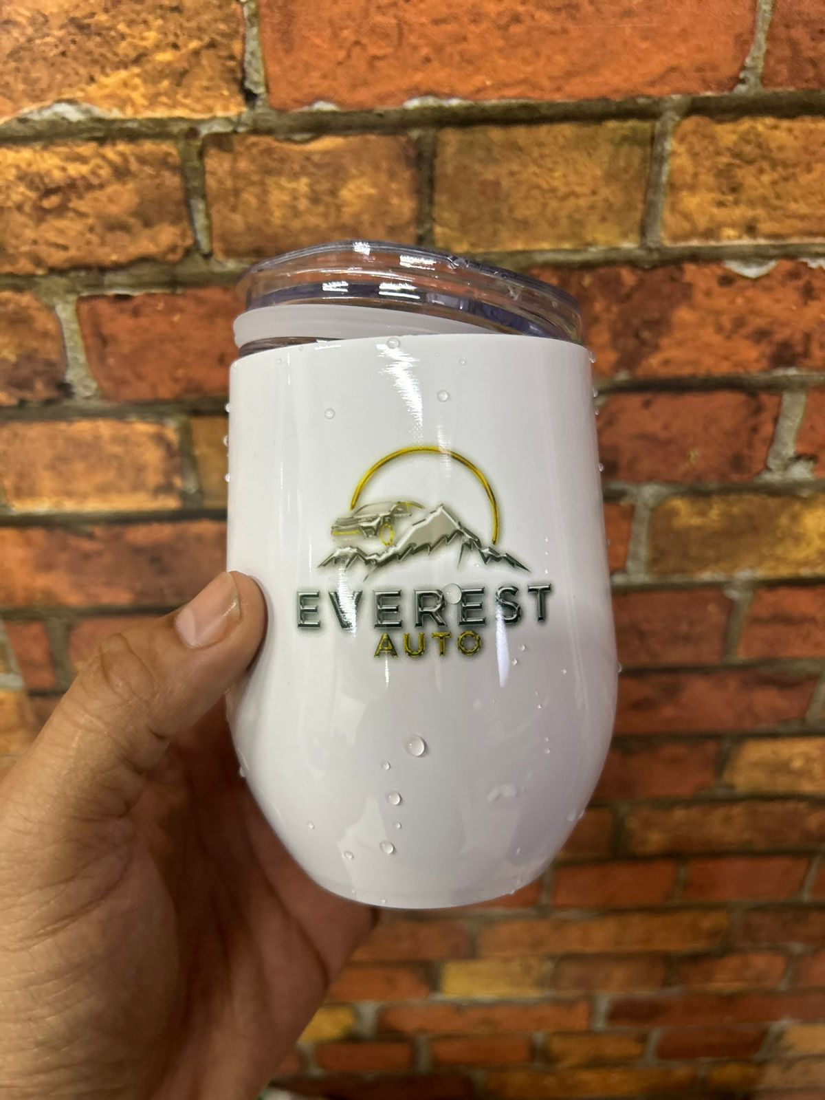 Termo metálico blanco con logo de Everest Auto en sublimación full color
