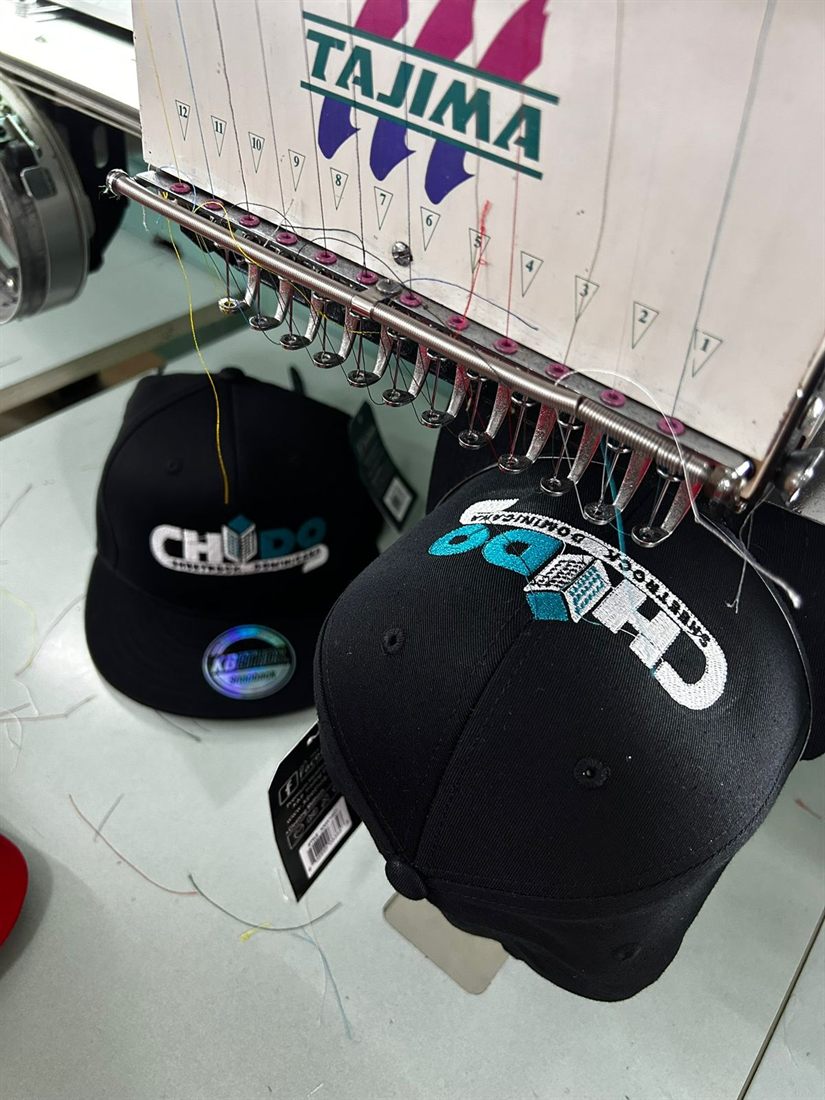 Gorra corporativa bordada en producción