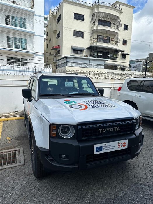 Vehículo corporativo rotulado