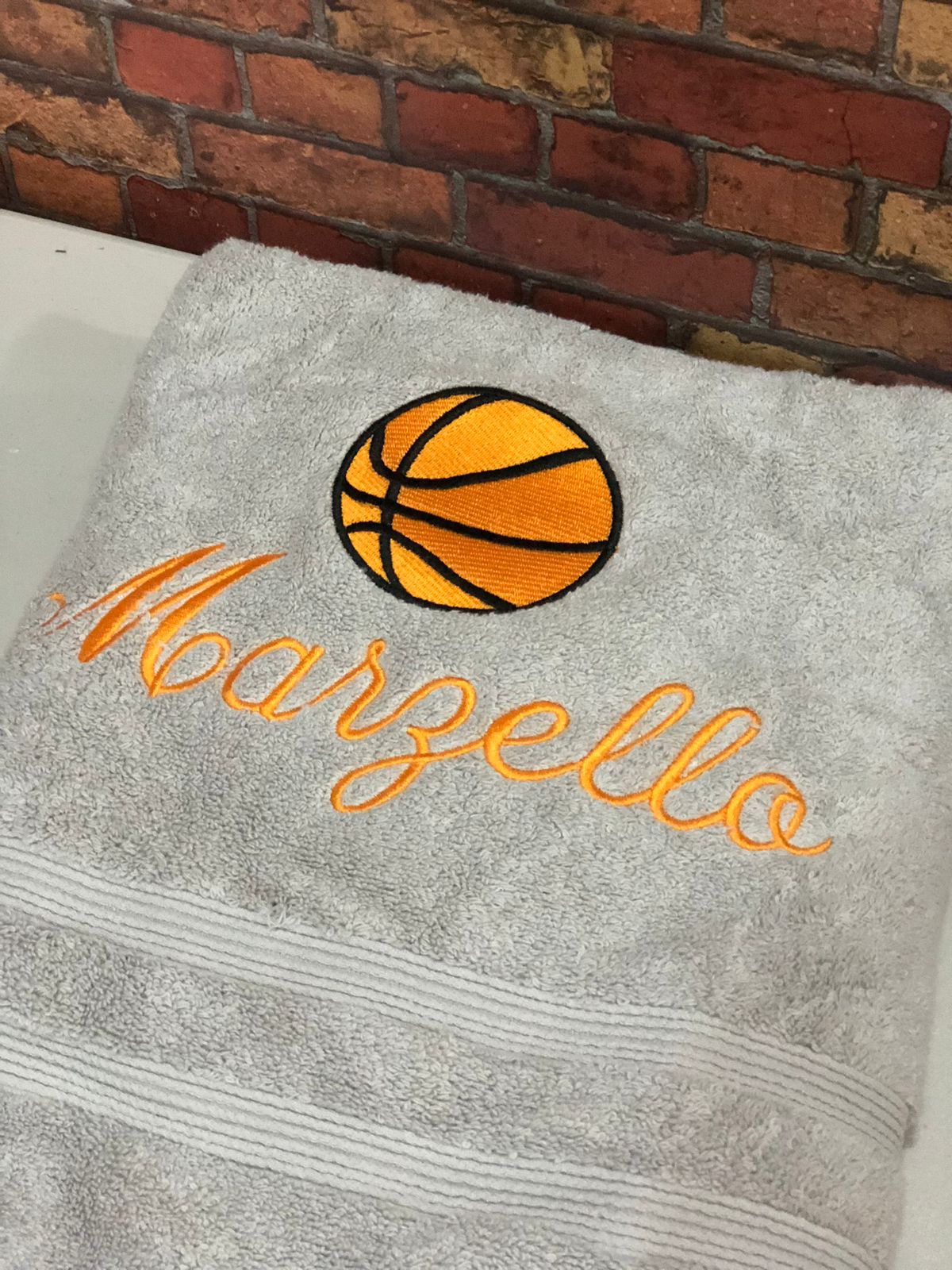 Bordados profesionales en uniformes, camisas y textiles corporativos