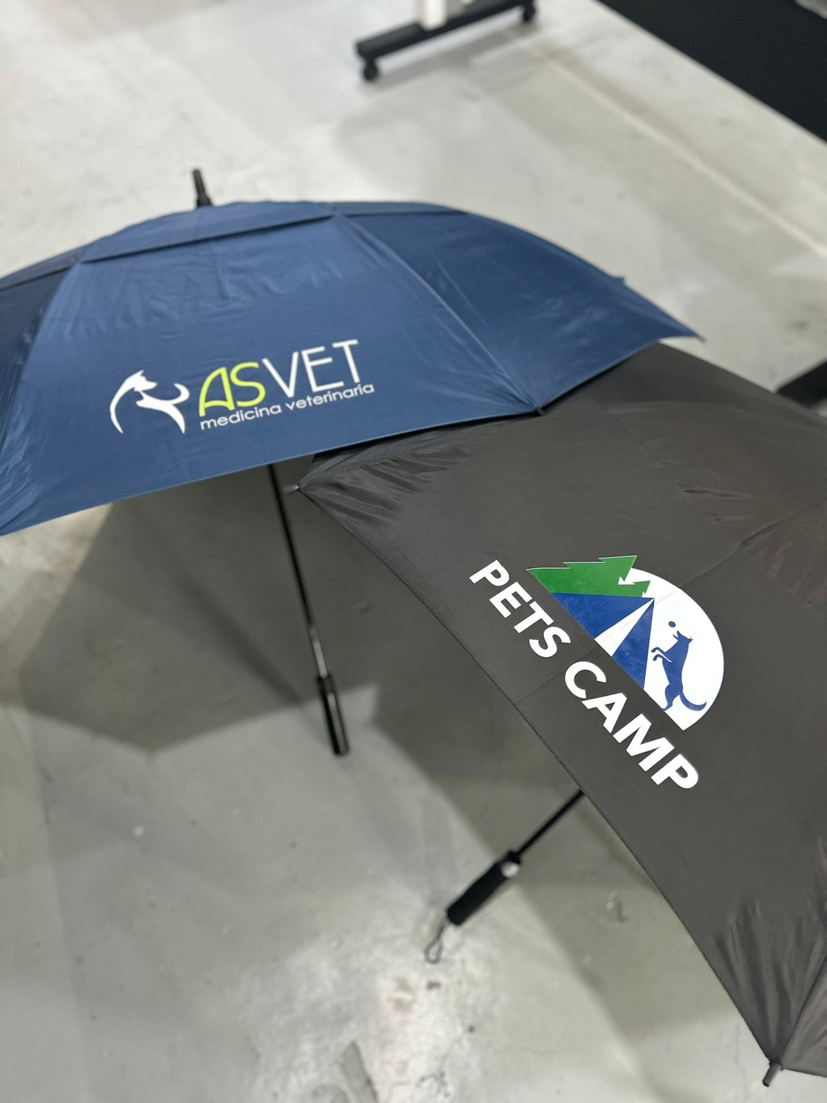 Materiales promocionales corporativos con logo